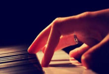 超凡国际官网:哈登连续变向晃飞莫布里,双手抱头庆祝这一进球.